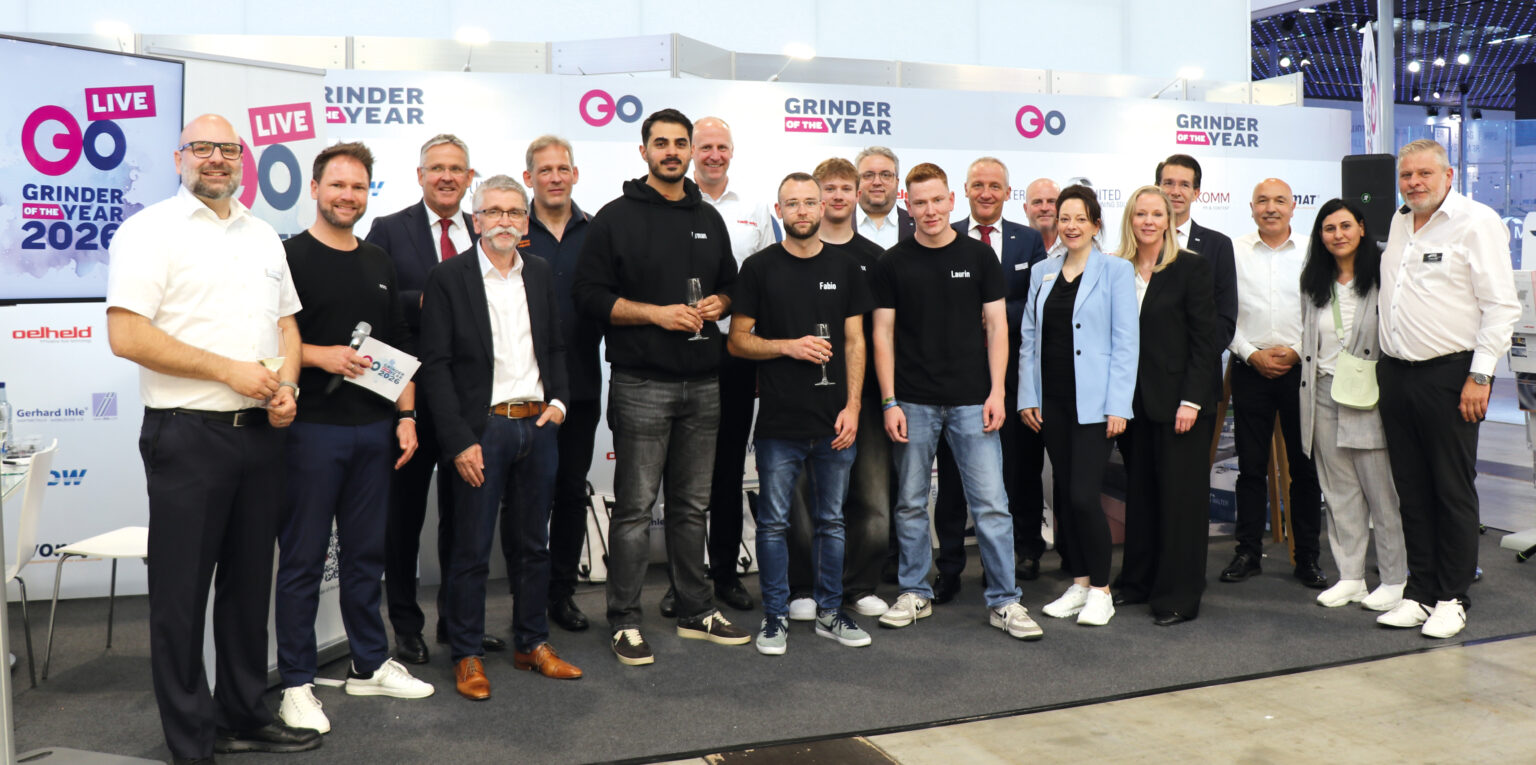 Die Unterstützer, Jury und Finalisten des GRINDER OF THE YEAR 2026 nach der Preisverleihung (v.l.): Thomas Riehle (WALTER), Tobias Witton (Moderator), Jochen Reiff (WALTER), Harri Rein (Vomat), Matthias Leipoldt (Vomat), Arman Hamidi (Viertplatzierter), Martin Storr (oelheld), Fabio Schoppet (Erstplatzierter), Max Bergner (Zweitplatzierter), Stephan Meinel (Ihle), Laurin Mink (Drittplatzierter), Markus Piber (UNITED MACHINING SOLUTIONS), Wolfgang Rauhut (WALTER), Vibeke Hoffmann (VDW), Barbara Hannappel (KSKOMM), Dr. Christoph Müller-Mederer (WALTER), Lütfi Bozkurt (Diamond Tooling Systems), Evrin Löhn (GDS) und Thomas Löhn (GDS).