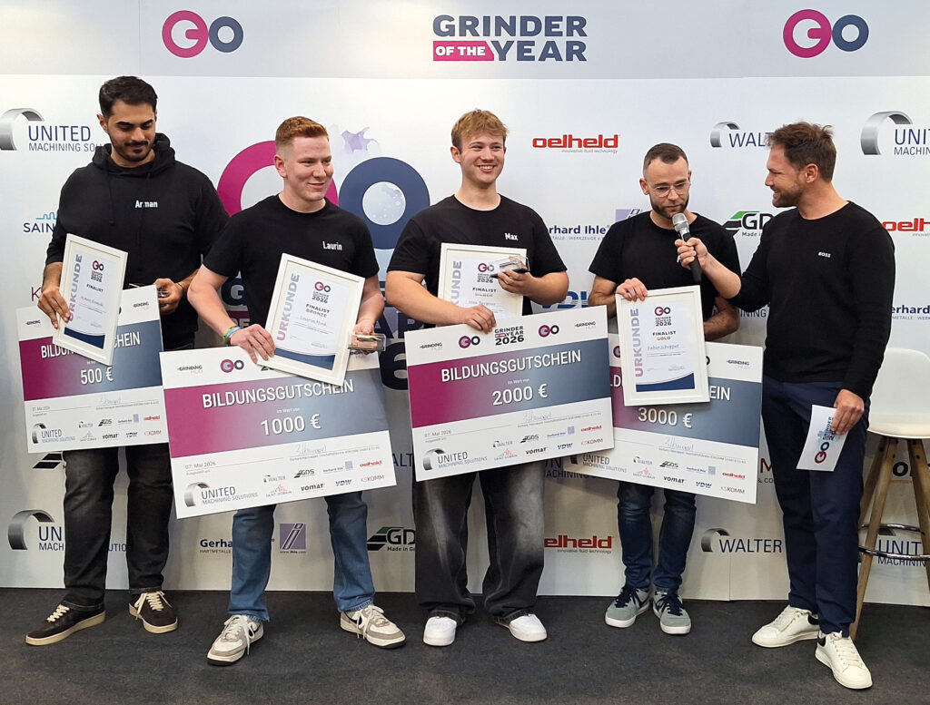 Fabio Schoppet ist der GRINDER OF THE YEAR 2026. Hier im Interview mit Tobias Witton (Moderator) und seinen Mit-Finalisten (v.l.) Arman Hamidi, Laurin Mink und Max Bergner.